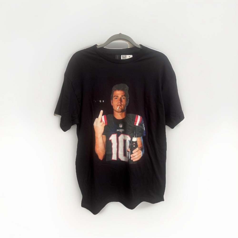 NWT Drake Maye Middle Finger Vintage T-Shirt, Football Fan Lovers Men’s Large